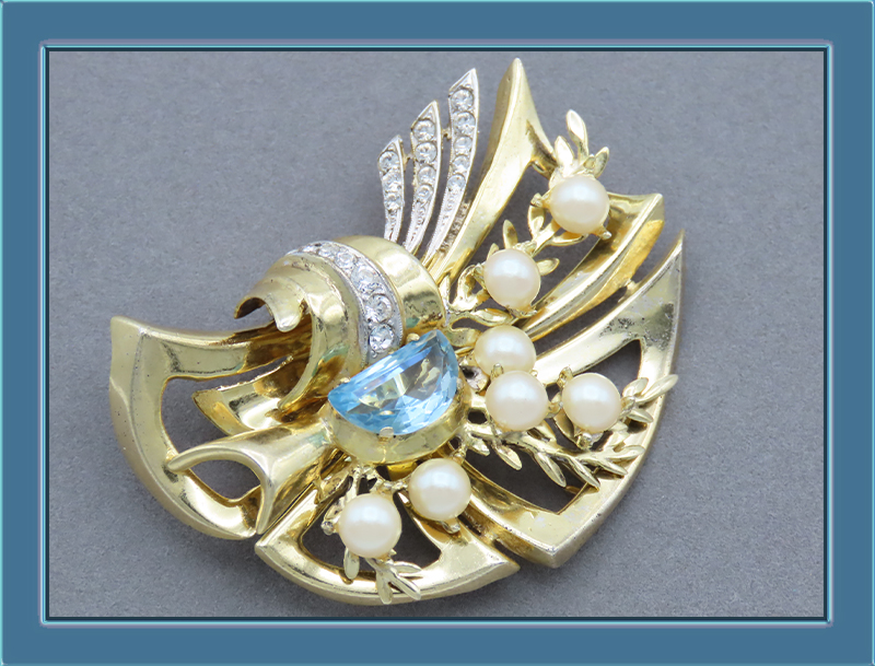 Derosa-gold-tone-aquamarine-brooch-with-pearls